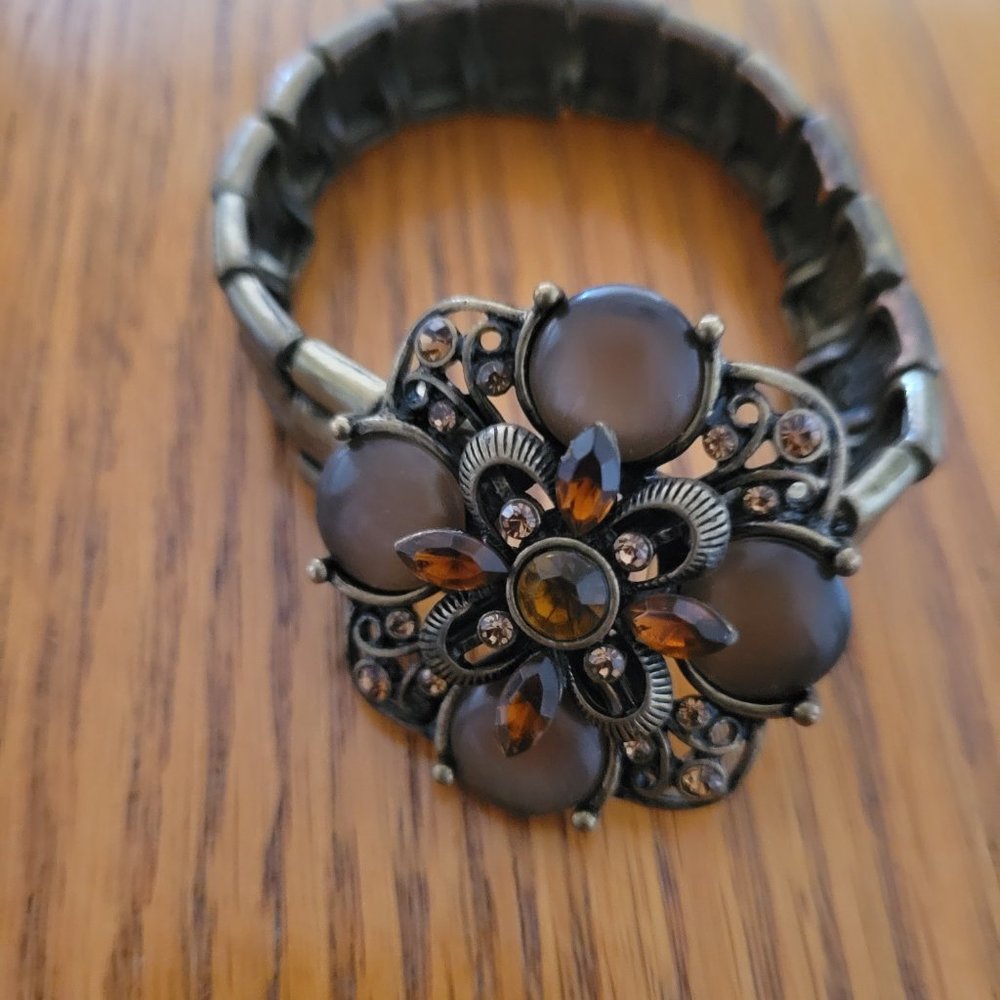 Brown Flower Motif stretch bracelet - Picture 2 of 6